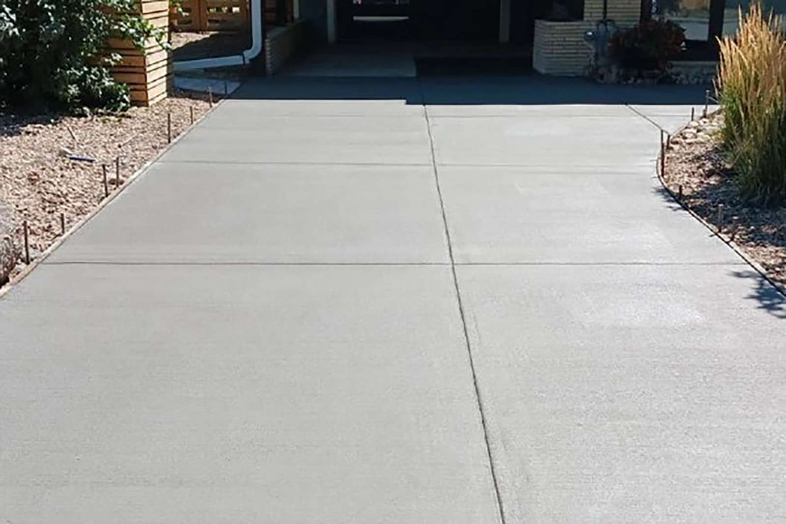 ECB Concrete Concrete Sidewalk Curved Pathway Landscaping Integration Concrete Driveways & Sidewalks
